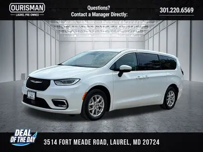 2023 Chrysler Pacifica Touring L photo 2