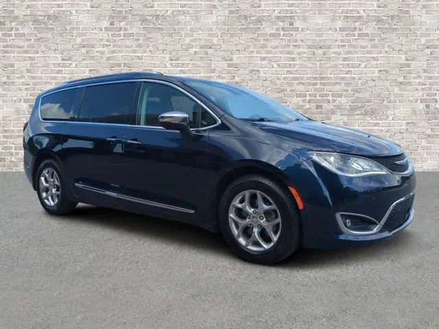 2018 Chrysler Pacifica Limited photo 1