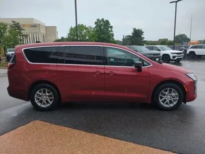2027 Chrysler Pacifica Select photo 3