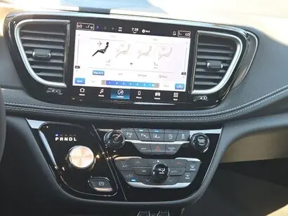 2025 Chrysler Pacifica Select AWD photo 3