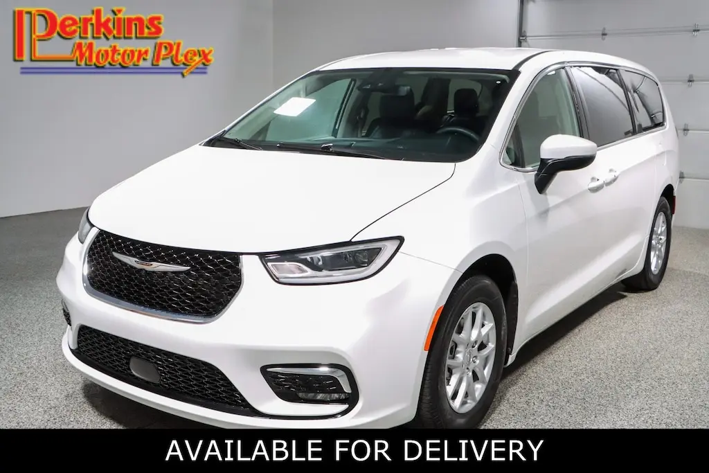 2023 Chrysler Pacifica Touring L photo 1