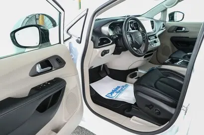 2024 Chrysler Pacifica Touring L photo 3