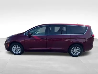 2023 Chrysler Pacifica Touring L photo 3