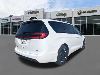 2026 Chrysler Pacifica Limited photo 5