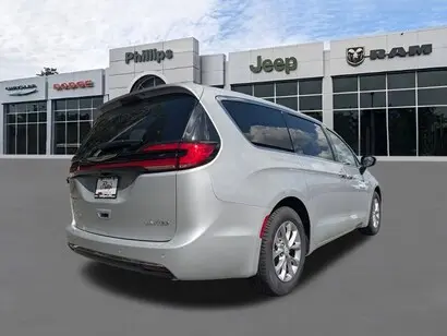 2026 Chrysler Pacifica Limited photo 4