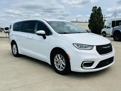 2023 Chrysler Pacifica Touring L photo 2