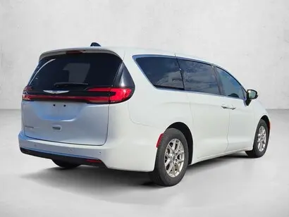 2023 Chrysler Pacifica Touring L photo 5