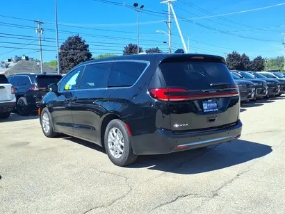 2027 Chrysler Pacifica Select photo 3