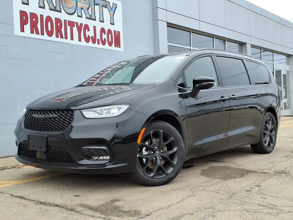 2026 Chrysler Pacifica Select photo 1