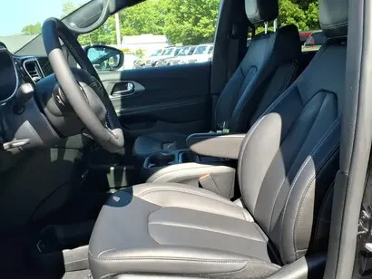 2027 Chrysler Pacifica Select photo 5