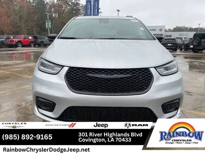 2026 Chrysler Pacifica Select photo 2