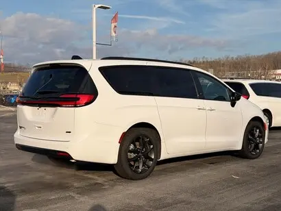 2026 Chrysler Pacifica Select AWD photo 4