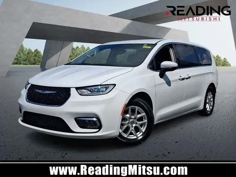 2023 Chrysler Pacifica Touring L's photo