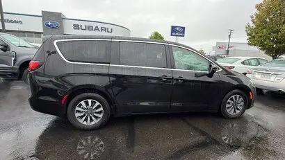 2024 Chrysler Pacifica Hybrid PHEV Select photo 3