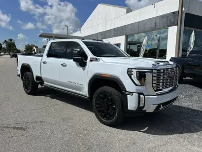 2026 GMC Sierra Denali 4WD Crew Cab Standard Box photo 2