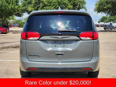 2020 Chrysler Pacifica Touring photo 5