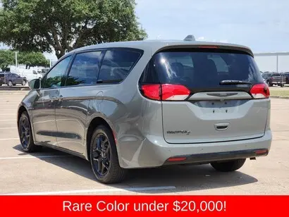 2020 Chrysler Pacifica Touring photo 4