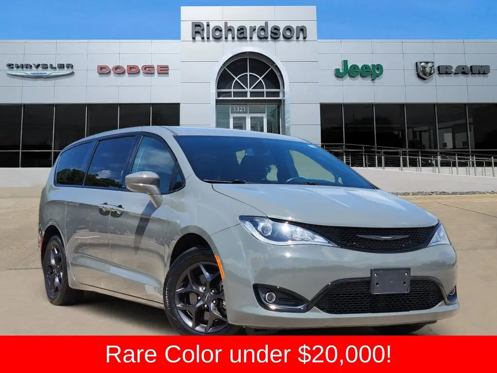 2020 Chrysler Pacifica Touring photo 1