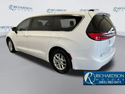 2025 Chrysler Pacifica Select photo 3