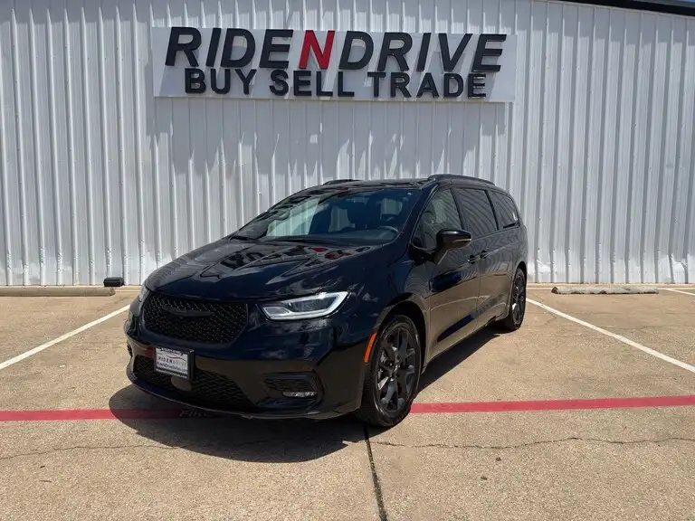 2025 Chrysler Pacifica Limited's photo