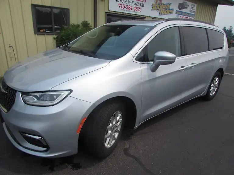 2022 Chrysler Pacifica Touring L's photo