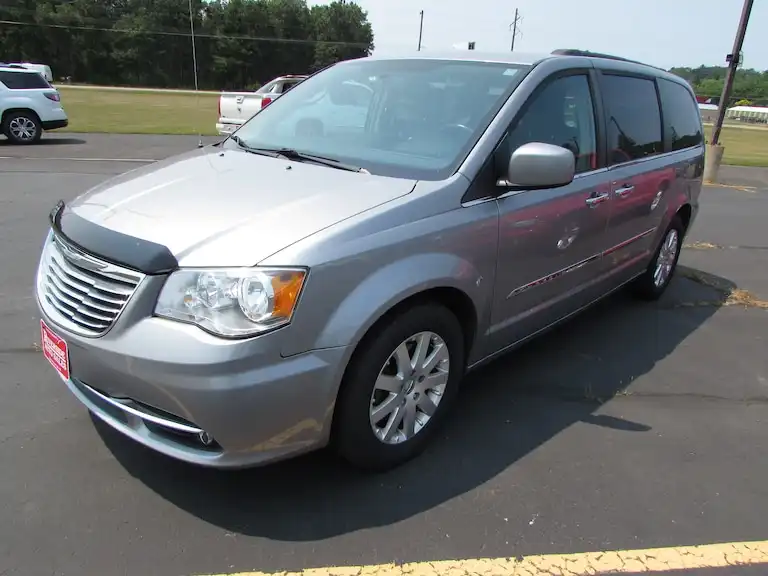 2016 Chrysler Town & Country Touring's photo
