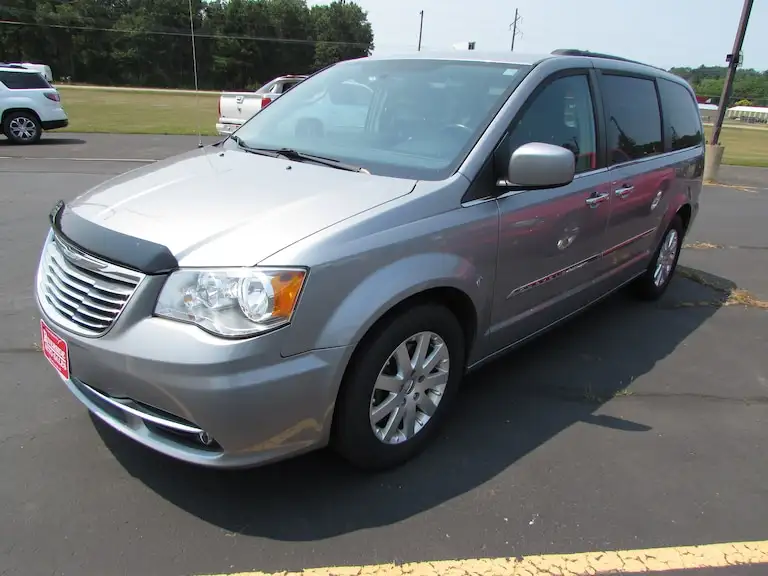 2016 Chrysler Town & Country Touring's photo
