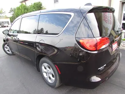 2017 Chrysler Pacifica LX photo 3