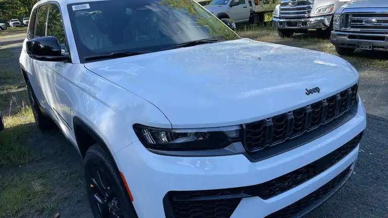 2027 Jeep Grand Cherokee Laredo Altitude 4WD's photo