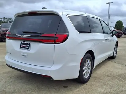 2026 Chrysler Pacifica Select photo 4