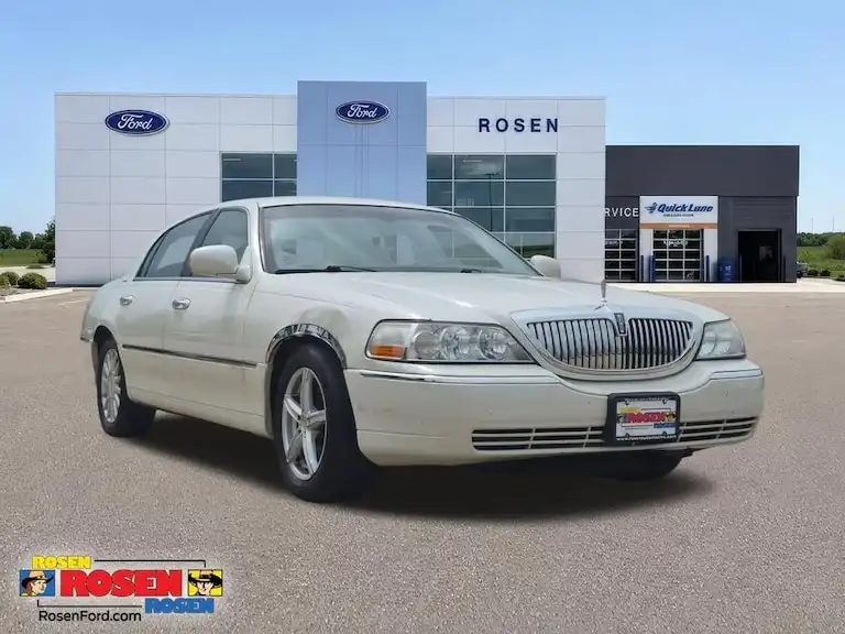 2003 Lincoln Town Car Executive's photo