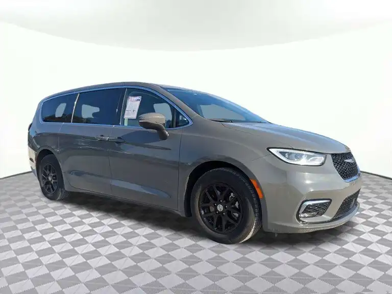 2023 Chrysler Pacifica Touring L's photo