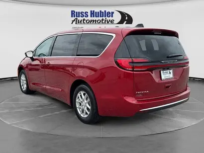 2027 Chrysler Pacifica Select photo 3