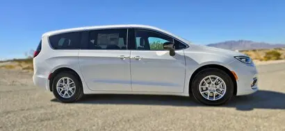 2026 Chrysler Pacifica Select photo 3
