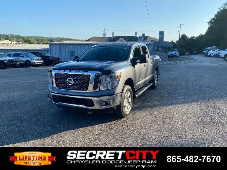 2018 Nissan Titan SV 4WD Crew Cab's photo