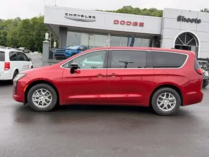 2027 Chrysler Pacifica Select photo 3