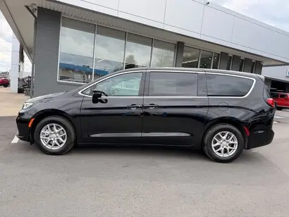2026 Chrysler Pacifica Select photo 3