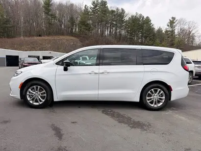 2026 Chrysler Pacifica Select photo 3