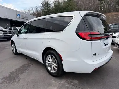 2026 Chrysler Pacifica Select photo 4