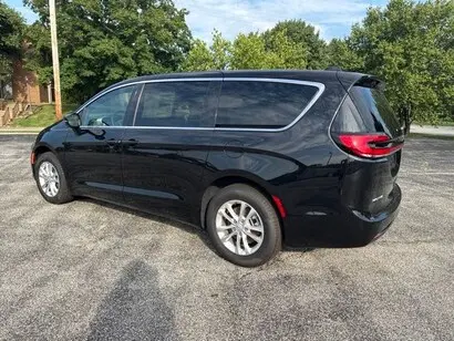 2026 Chrysler Pacifica Select AWD photo 3