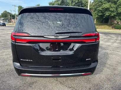 2026 Chrysler Pacifica Select AWD photo 4