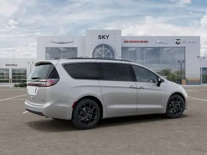 2026 Chrysler Pacifica Select AWD photo 4