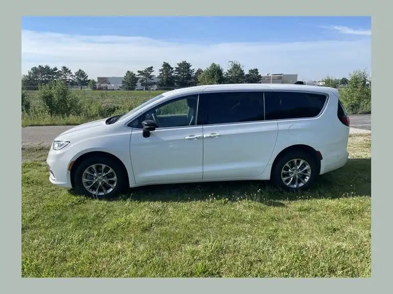 2024 Chrysler Pacifica Touring L AWD's photo