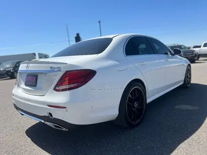 2017 Mercedes-Benz E-Class E300 4MATIC photo 3