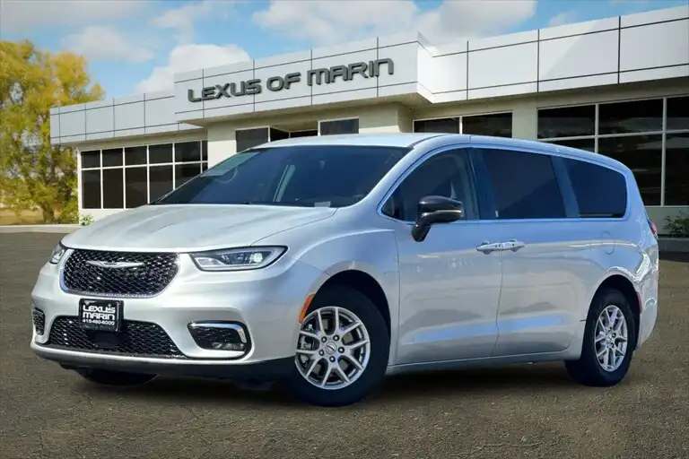 2024 Chrysler Pacifica Touring L's photo