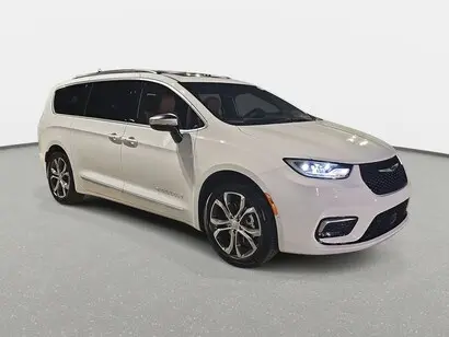 2026 Chrysler Pacifica Pinnacle photo 3