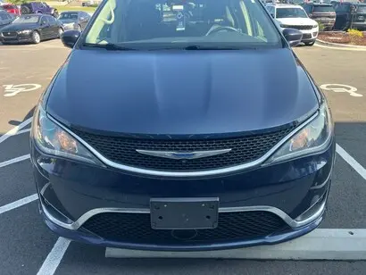 2018 Chrysler Pacifica Touring L photo 3