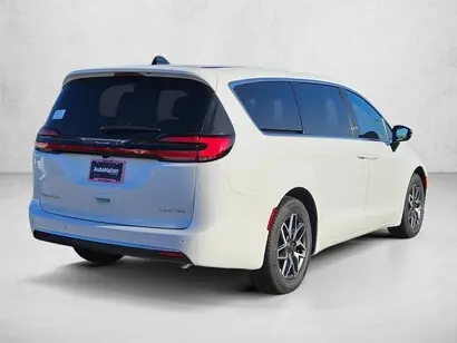 2027 Chrysler Pacifica Limited photo 2