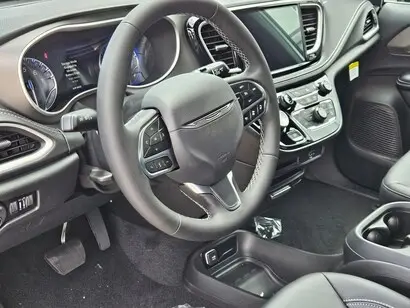 2027 Chrysler Pacifica Select photo 3