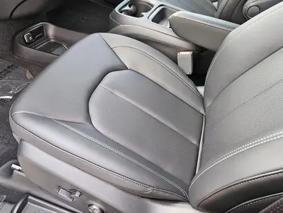 2027 Chrysler Pacifica Select photo 4